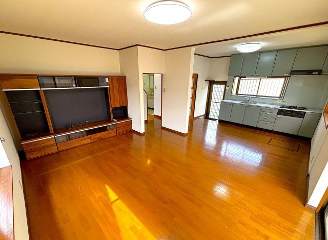 魚住町金ケ崎の居間・リビング|リフォーム済みで広々とした開放的なLDK空間