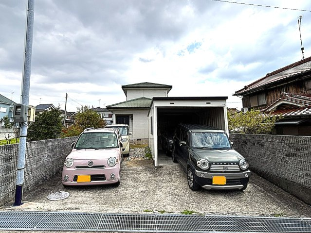 魚住町金ケ崎の駐車場|普通車4台、軽自動車なら5台駐車可能