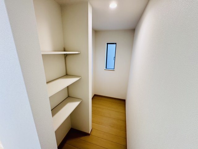 松戸市和名ケ谷新築戸建の収納|キッチン裏・パントリースペース