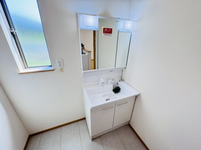 松戸市和名ケ谷新築戸建の独立洗面台|シャワーヘッド付き三面鏡洗面化粧台