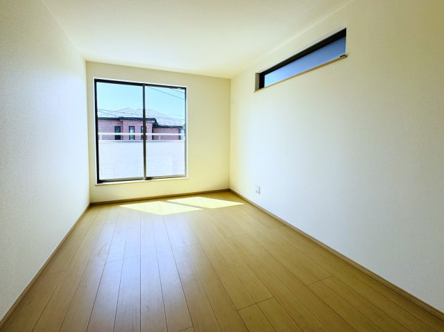 松戸市和名ケ谷新築戸建の寝室|7.37帖寝室・南側バルコニー前の明るいお部屋です♪