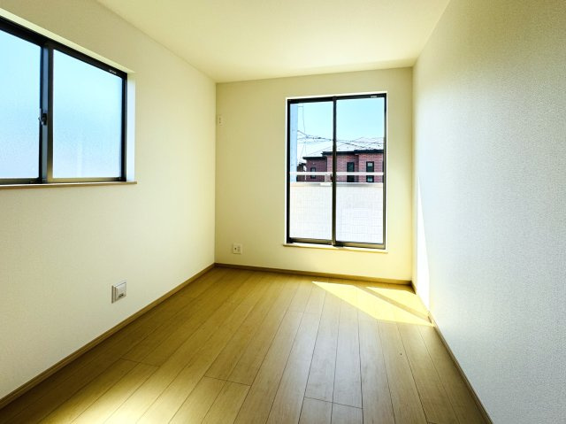 松戸市和名ケ谷新築戸建の子供部屋|5.53帖洋室・南側バルコニー前の明るいお部屋です♪