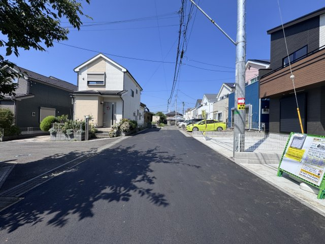 松戸市和名ケ谷新築戸建の前面道路含む現地写真|南側前面道路・幅員約5.6ｍ