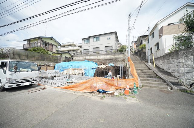 【陽当たりで失敗したくない】一日を通して明るさが続く、静かな住宅地の一邸の外観|南西角地の開放的な現地。周辺は落ち着いた住宅街で、陽当たりと静けさを兼ね備えた立地です。