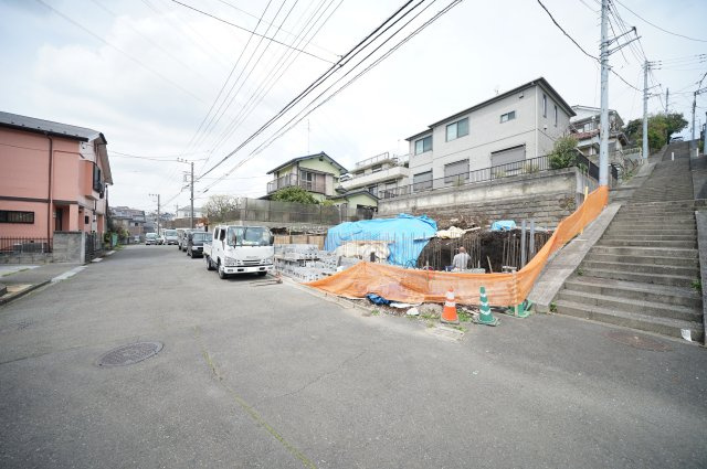 【陽当たりで失敗したくない】一日を通して明るさが続く、静かな住宅地の一邸の前面道路含む現地写真|ゆとりある前面道路に面した角地。車の出し入れもスムーズで、開放感のある住環境が魅力です。