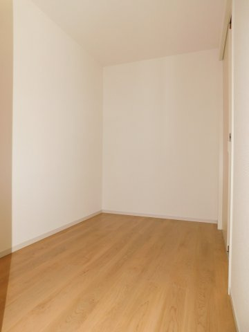 名古屋市中川区千音寺４丁目の新築一戸建の収納|◇ファミリークローゼット◇　　洋服や季節の荷物などが収納でき、家族みんなが使いやすいファミリークローゼット完備！　リビングと洗面室から出入りできます♪