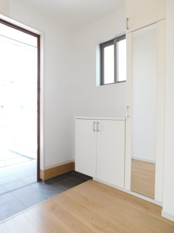 名古屋市中川区千音寺４丁目の新築一戸建の玄関|◇玄関収納◇　　家族の履物がしっかり収納できるミラー付き玄関収納♪