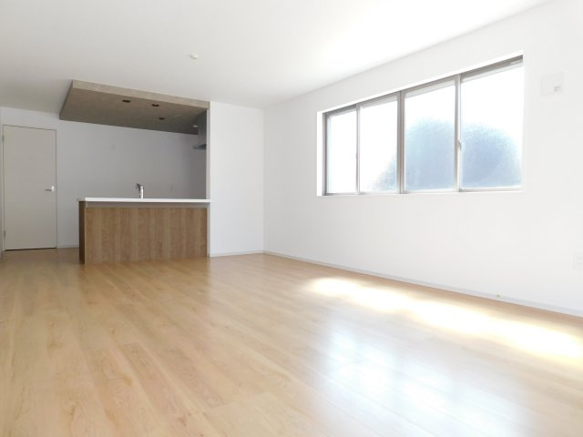 名古屋市中川区千音寺４丁目の新築一戸建の居間・リビング|◇リビング◇　　南面で広くて明るいリビング１８．０帖　折下天井のオシャレなフラットキッチン♪