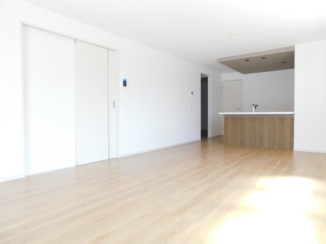 名古屋市中川区千音寺４丁目の新築一戸建の居間・リビング|◇リビング◇　　南面で明るいリビング１８．０帖　カウンター+ファミリークローゼット付き♪