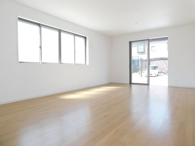 名古屋市中川区千音寺４丁目の新築一戸建の居間・リビング|◇リビング◇　　広いリビング１８．０帖！　大きな窓の開放感のある空間♪　家族みんなが集まってもゆったり過ごせます。