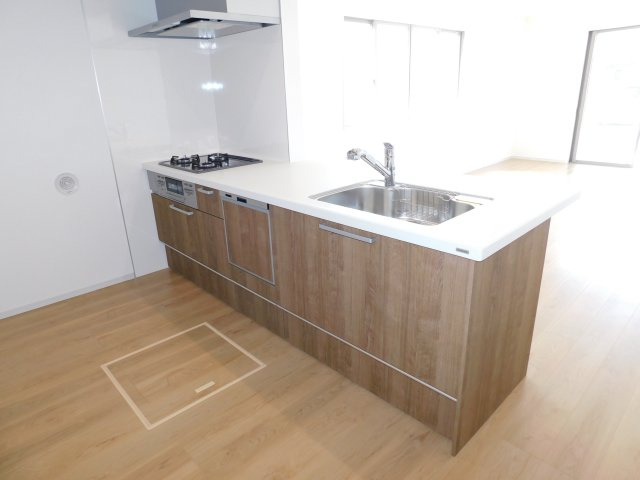 名古屋市中川区千音寺４丁目の新築一戸建のキッチン|◇キッチン◇　　人気の対面式・人造大理石フラットキッチン・食洗機・浄水器一体型水栓・静音仕様シンク・薄型換気扇・Ｓｉセンサーコンロ（３口）・床下収納庫