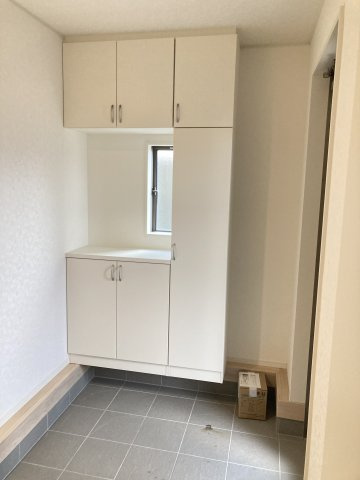 クレイドルガーデン前橋市大利根町第２　1号棟の玄関|収納もある玄関です！玄関もタイル敷なのでお掃除もしやすいですよ！