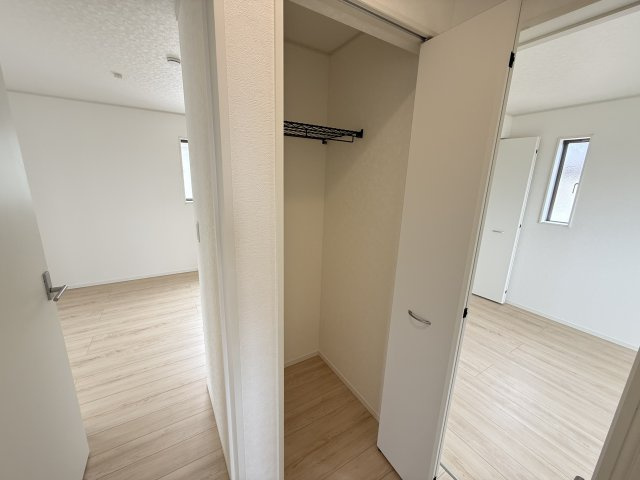 クレイドルガーデン前橋市大利根町第２　1号棟の玄関|収納もある玄関です！玄関もタイル敷なのでお掃除もしやすいですよ！