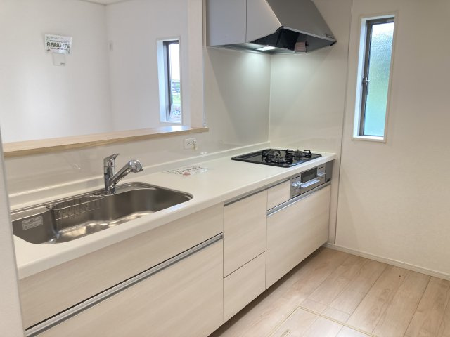クレイドルガーデン前橋市大利根町第２　1号棟のキッチン|人気のカウンターキッチン採用です☆
コンロも３口ご用意しています！調理スペースも広くストレスなくお料理できます。
浄水器つきなので美味しいお水も飲めますよ♪