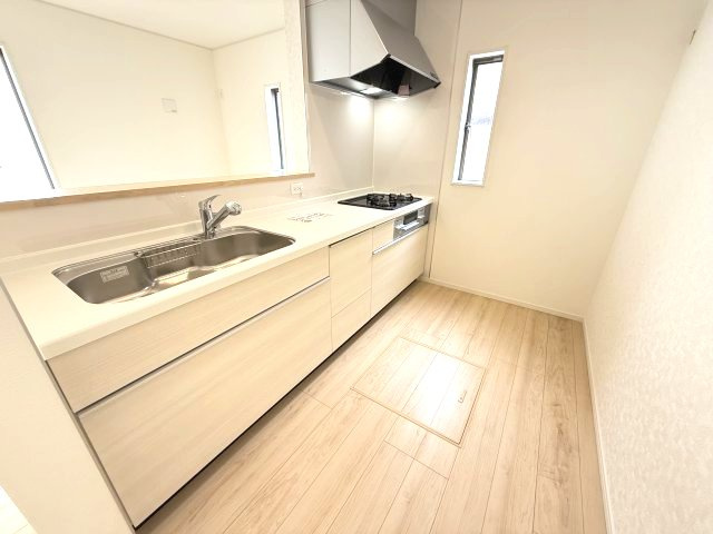 クレイドルガーデン前橋市大利根町第２　1号棟のキッチン|人気のカウンターキッチン採用です☆
コンロも３口ご用意しています！調理スペースも広くストレスなくお料理できます。
浄水器つきなので美味しいお水も飲めますよ♪