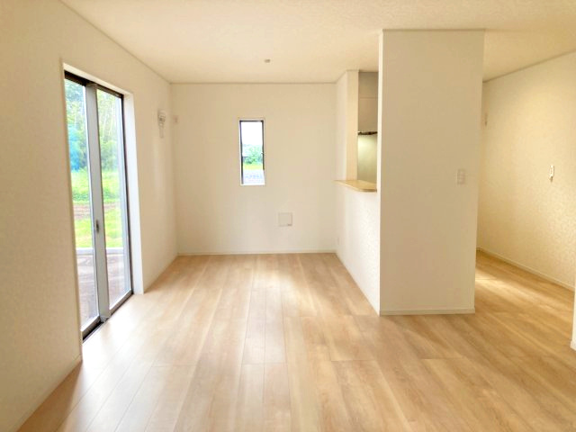 クレイドルガーデン前橋市大利根町第２　1号棟の居間・リビング|人気の対面式キッチンを配した空間はお好みの家具も合わせやすいです。
家族がくつろぐ快適な空間造りをサポート。窓からは明るい陽光が差し込みます☆