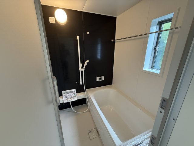 クレイドルガーデン前橋市大利根町第２　1号棟の浴室|１坪タイプのフルオートバスです！
足を延ばして入れる広さなので一日の疲れもとれますよ♪
室内物干しや浴室乾燥機もあるのでお天気の悪い日にはランドリースペースとしてもご利用できます！
