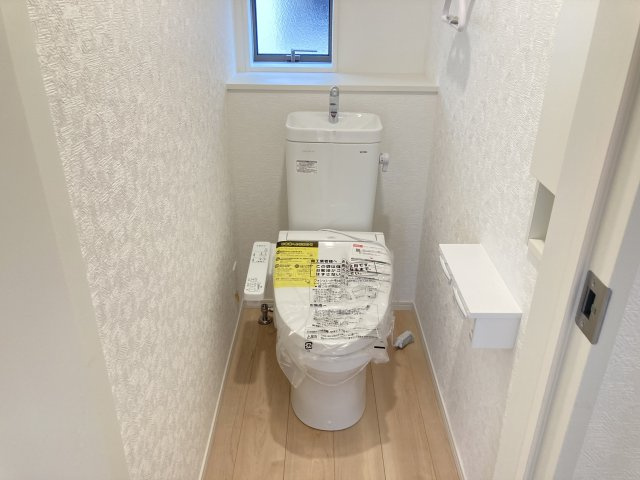 クレイドルガーデン前橋市大利根町第２　1号棟のトイレ|1階トイレです。清潔感のある白を基調としています。
温水洗浄・便座暖房機能の付いた快適なトイレです☆