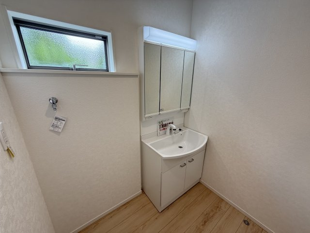 クレイドルガーデン前橋市大利根町第２　1号棟の独立洗面台|シャワー水栓付き洗面台＆三面鏡付きで朝の身支度もバッチリです！
洗面台には収納スペースもあり洗面室もすっきり片付きますよ！