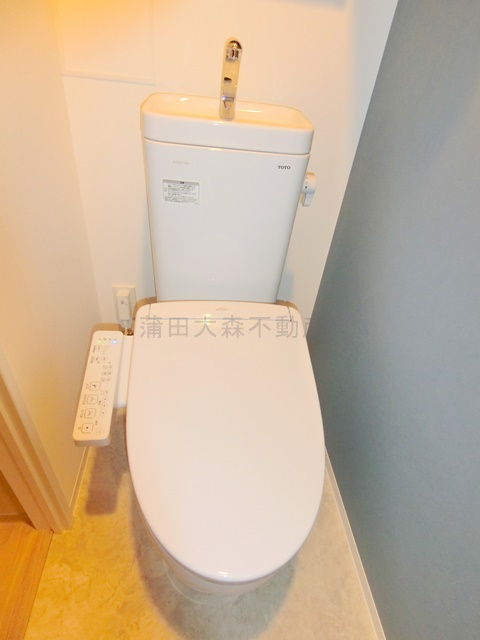 ZOOＭ蒲田EASTのトイレ|棚収納と温水洗浄便座付きのトイレ