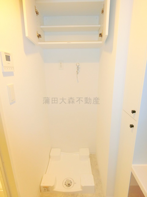 ZOOＭ蒲田EASTの設備|吊戸棚収納付きの洗濯機置き場