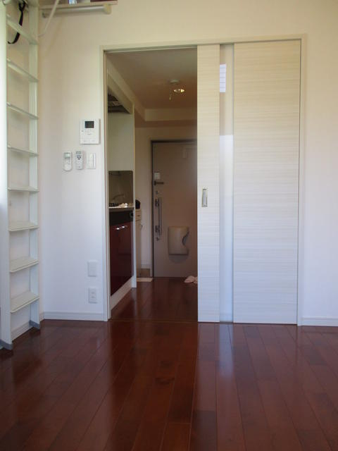 川崎市多摩区生田５丁目のアパートの居間・リビング