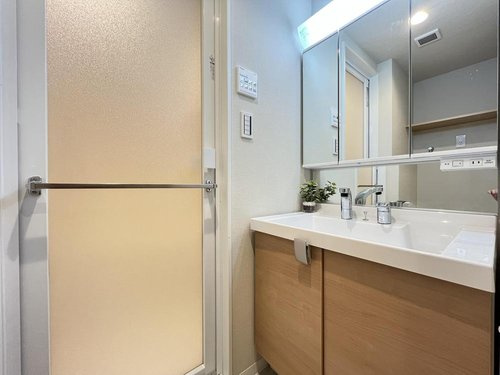 ◆加賀マンションの独立洗面台|大きな鏡の三面鏡の裏側は収納スペースあります