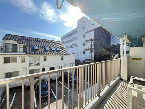 ◆加賀マンションのバルコニー|広いバルコニーからたっぷりの光をうけたお布団やシーツから太陽のにおいが感じられます。一日の終わりに嬉しいですね