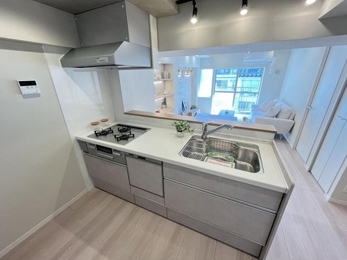 ◆加賀マンションのキッチン|家族の会話が増える対面キッチン。ご家族と会話をしながらのお料理は楽しいですね