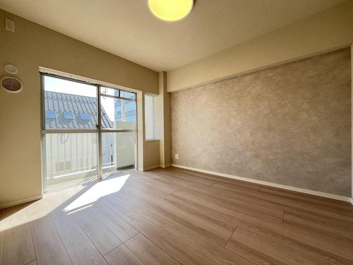 ◆加賀マンションの洋室|室内はいつも明るい印象なので気持ちのいい朝を迎えられます。毎日の生活も明るくなりそう