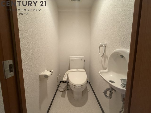 温水洗浄便座付きのトイレです♪
