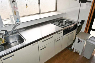 【キッチン】 | 長生郡一宮町東浪見　中古戸建 | 敷地496坪 2階は増築 フリースペース約45.5帖 ドックラン・家庭菜園が可能ですウッドデッキ付き