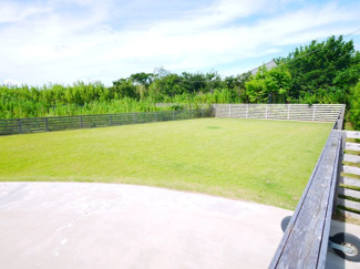 【庭】 | 長生郡一宮町東浪見　中古戸建 | 敷地496坪 2階は増築 フリースペース約45.5帖 ドックラン・家庭菜園が可能ですウッドデッキ付き