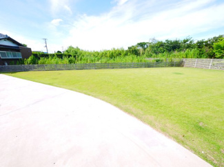 【庭】 | 長生郡一宮町東浪見　中古戸建 | 敷地496坪 2階は増築 フリースペース約45.5帖 ドックラン・家庭菜園が可能ですウッドデッキ付き