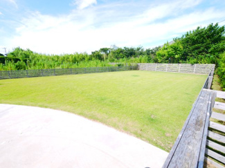 【庭】 | 長生郡一宮町東浪見　中古戸建 | 敷地496坪 2階は増築 フリースペース約45.5帖 ドックラン・家庭菜園が可能ですウッドデッキ付き