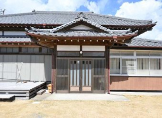 【玄関】 | 長生郡一宮町東浪見　中古戸建 | 敷地496坪 2階は増築 フリースペース約45.5帖 ドックラン・家庭菜園が可能ですウッドデッキ付き