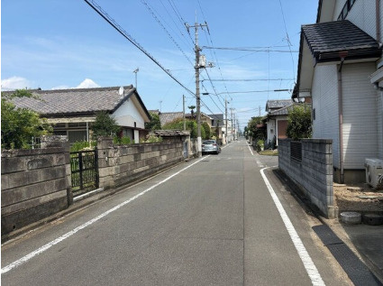 クレイドルガーデン前橋市大利根町第２　2号棟の前面道路含む現地写真|前面道路も広々していて開放的な立地です。