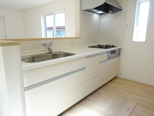 クレイドルガーデン前橋市大利根町第２　2号棟のキッチン|人気のカウンターキッチン採用です☆
コンロも３口ご用意しています！調理スペースも広くストレスなくお料理できます。
浄水器つきなので美味しいお水も飲めますよ♪