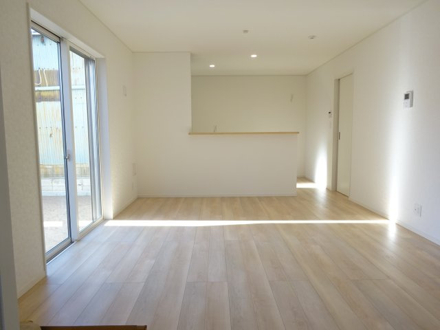 クレイドルガーデン前橋市大利根町第２　2号棟の居間・リビング|人気の対面式キッチンを配した空間はお好みの家具も合わせやすいです。
家族がくつろぐ快適な空間造りをサポート。窓からは明るい陽光が差し込みます☆