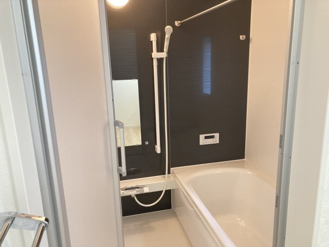 クレイドルガーデン前橋市大利根町第２　2号棟の浴室|１坪タイプのフルオートバスです！
足を延ばして入れる広さなので一日の疲れもとれますよ♪
室内物干しや浴室乾燥機もあるのでお天気の悪い日にはランドリースペースとしてもご利用できます！