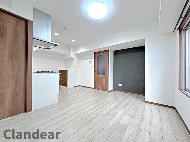 ドルミ錦糸町大興ビルの居間・リビング|ドキドキの新生活も、安心してスタート。ぴったりの住まいを見つけませんか？クランディアが一緒に住まい選びをサポートします‼　まずは、お気軽にお問合せください　＃クランディア