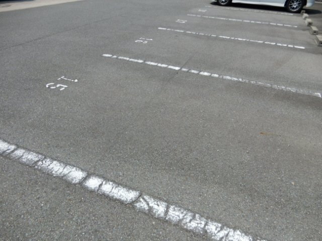 クレールヴィレッジ A棟の駐車場