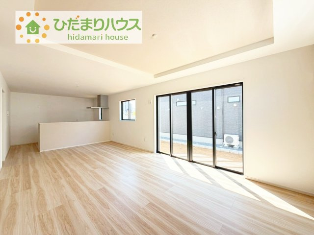 【居間・リビング】 | 取手市ゆめみ野5期　新築戸建　1号棟 | リビングの大きな窓からは、暖かな日の光が降り注ぎます・・・