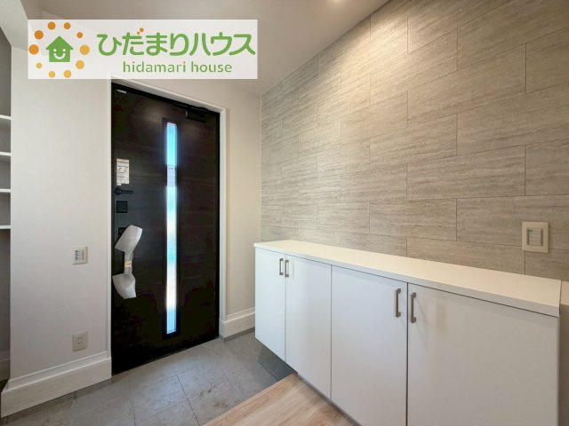 【玄関】 | 取手市ゆめみ野5期　新築戸建　1号棟 | 毎日「行ってきます」「ただいま」をいう玄関は明るく光が差し込みます♪