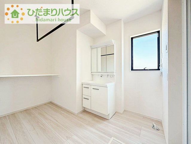 【独立洗面台】 | 取手市ゆめみ野5期　新築戸建　2号棟 | 三面鏡の大きな鏡は憧れます(^^♪
鏡の後ろは収納となっていて、細かいものでも収納できるのでスッキリと整理できます！