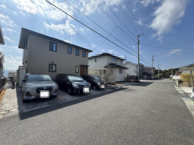 高知市口細山　中古戸建ての前面道路含む現地写真