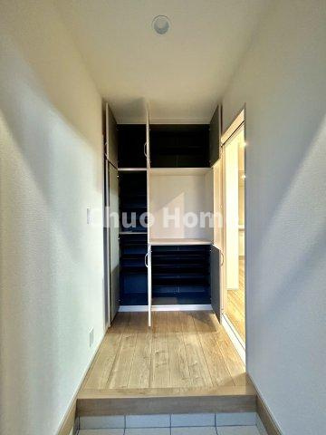 江戸川区北小岩6丁目新築分譲住宅の玄関|【玄関】玄関には大型のシューズクローゼットを設置しておりますのでいつでもスッキリりとした空間を保てます。玄関周りを清潔に使うのはとても大事なことですよね。