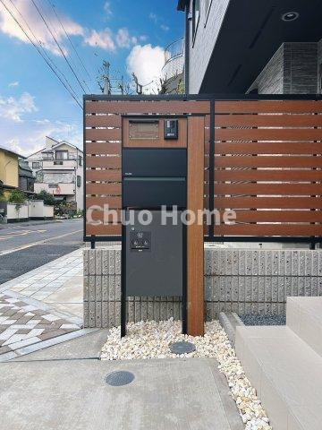 江戸川区北小岩6丁目新築分譲住宅の外観|留守中に便利な宅配ボックス完備