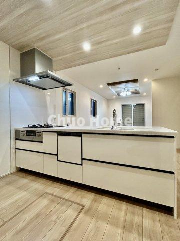 江戸川区北小岩6丁目新築分譲住宅のキッチン|ワイドで収納豊富なシステムキッチン