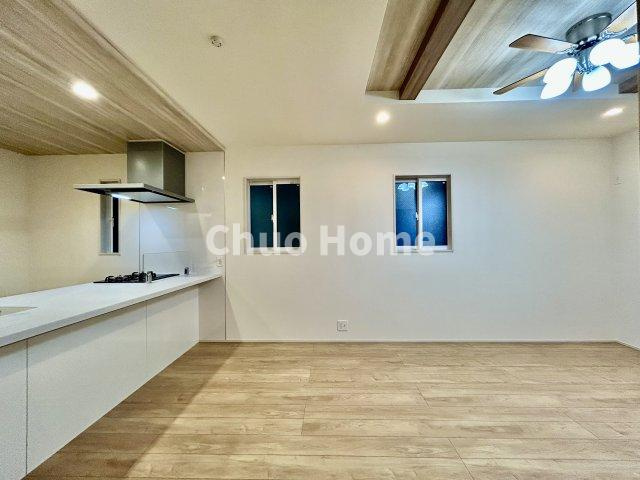 江戸川区北小岩6丁目新築分譲住宅のキッチン|視界に広がりを生むオープンなキッチン。料理や片付けをしながら、家族との会話を楽しんだり、リビングで遊ぶ子どもを見守れます。ご見学時には家具の配置などもイメージしながらぜひご覧になって見て下さい。